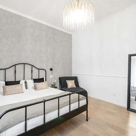 White Flat Ground Floor Апартаменты
