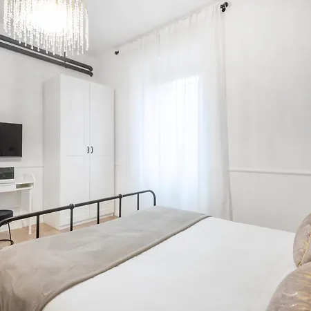 Апартаменты White Flat Ground Floor Рим